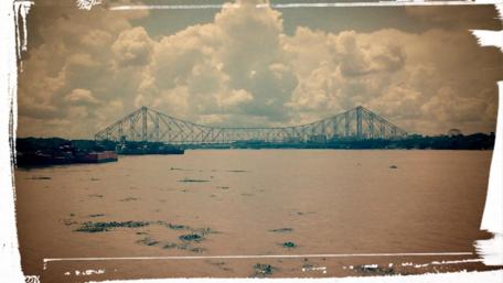 Kolkata's Majestic Bridge Over the River wallpaper