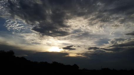 Majestic Sunset Over Cloudy Skies wallpaper