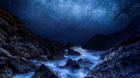 Starry Majesty Over Misty Mountain Pass wallpaper