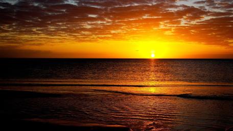 Golden Sunset Over the Ocean Waves wallpaper