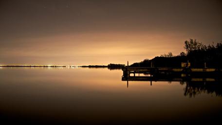 Serene Twilight Over Calm Waters wallpaper