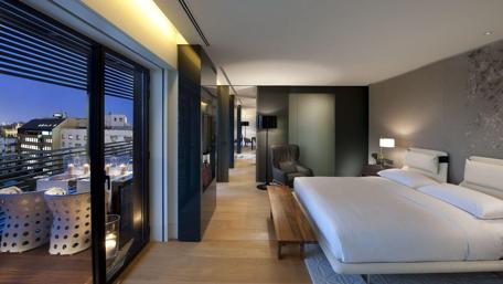 Modern Tranquility in an Urban Retreat wallpaper