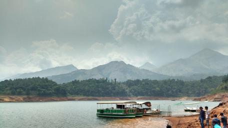 Serene Lake Adventure in Foggy India Surroundings wallpaper