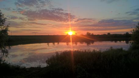 Breathtaking Sunset Over Peaceful Waters wallpaper