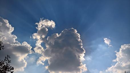 Majestic Sunrays Breaking Through Clouds wallpaper