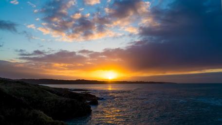 Serene Sunset Over the Ocean Waves wallpaper