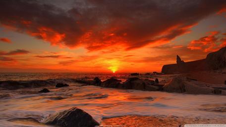 Vibrant Sunset Over Ocean Waves wallpaper