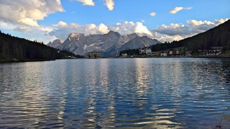 Serene Mountain Lake Reflection wallpaper