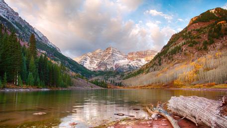 Majestic Mountain Lake Reflections in Nature's Splendor wallpaper