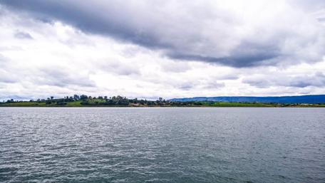 Serene Waters Under a Cloudy Sky wallpaper