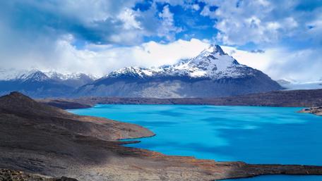 Majestic Mountain and Glimmering Lake Scene wallpaper