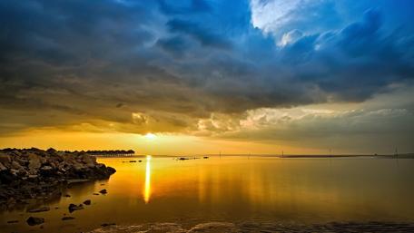 Golden Horizon Above Tranquil Waters wallpaper