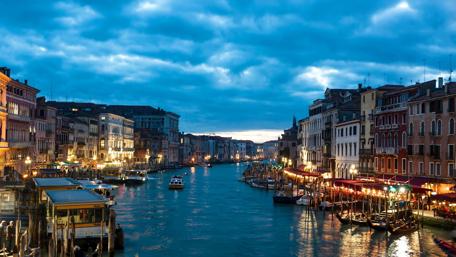 Serene Evening in Venice’s Canals wallpaper