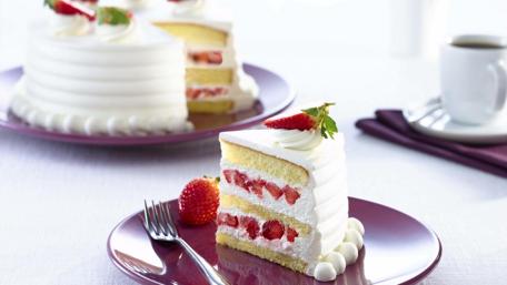 Delightful Strawberry Cream Cake Wallpaper wallpaper