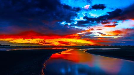 Vibrant Sunset Reflections Over Calm Waters wallpaper