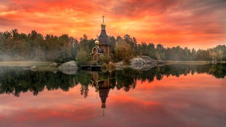 Serene Sunset Over Tranquil Waters wallpaper
