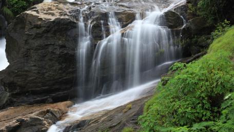 Serene Waterfall in Lush Greenery wallpaper