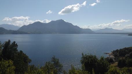 Tranquil Lake and Majestic Mountains View wallpaper