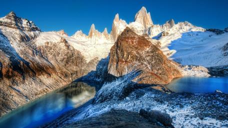 Majestic Mountain Peaks Reflecting in Crystal Waters wallpaper