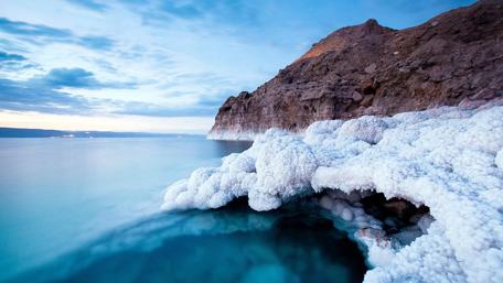 Tranquil Seaside Serenity Amidst Salt Formations wallpaper