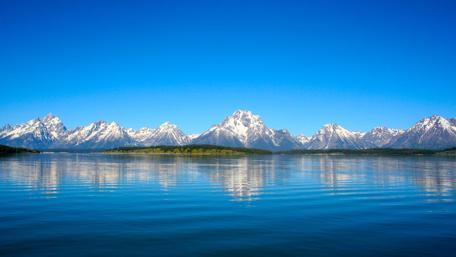 Majestic Mountain Reflections in Serene Waters wallpaper