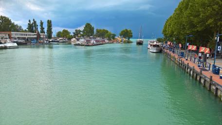 Serene Waters of Hungary's Harbor wallpaper
