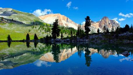 Serene Mountain Reflection in Nature's Splendor wallpaper