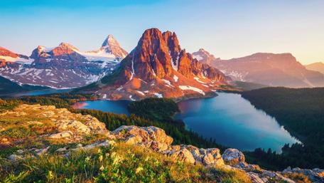 Majestic Mountain Reflections in Tranquil Waters wallpaper