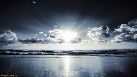 Majestic Horizon at Dawn Lightens the Ocean Waves wallpaper