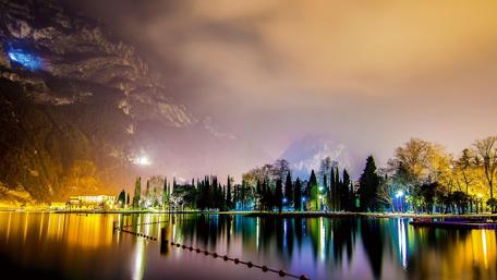 Evening Fog over City Lake wallpaper