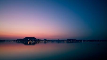 Twilight City Reflections wallpaper