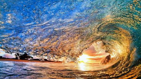 Vibrant Ocean Wave at Sunset wallpaper