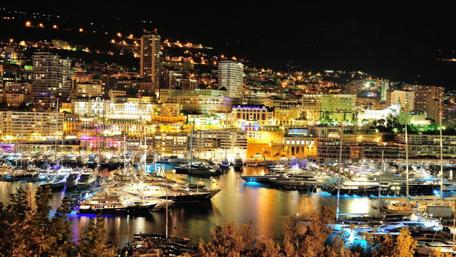 Vibrant Night Cityscape with Glimmering Lights wallpaper