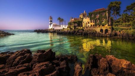Serene Lighthouse Vista wallpaper