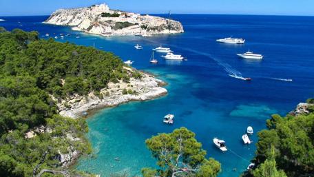 Serene Coastal Paradise for Nature Lovers wallpaper