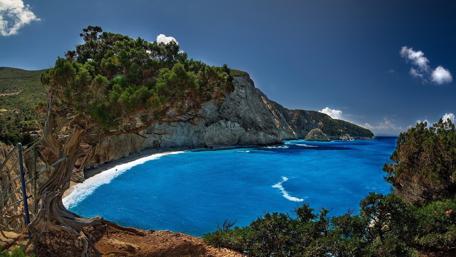Breathtaking Coastal View with Vibrant Blue Waves wallpaper