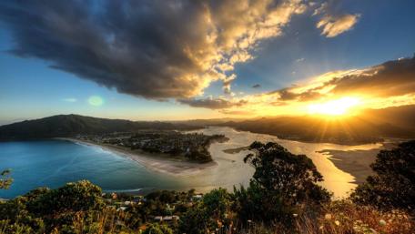 Breathtaking Sunset Over Serene Waters wallpaper