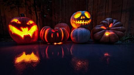 Spooky Pumpkin Parade in Vibrant Glow wallpaper