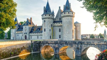Majestic Riverside Castle at Dusk wallpaper