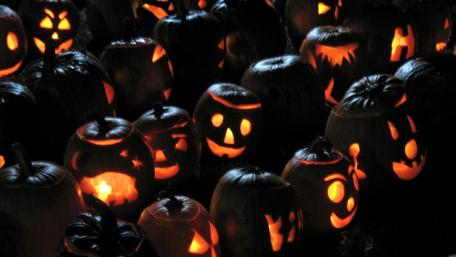 Spooky Halloween Pumpkin Glow Artistry wallpaper