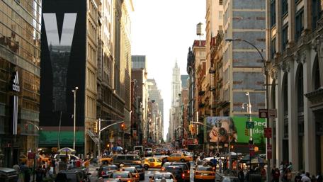 Vibrant City Life Captured in Motion wallpaper
