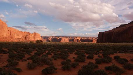 Majestic Desert Landscape at Dusk wallpaper