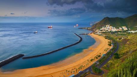 Serene Coastal Sunset Over Tranquil Waters wallpaper