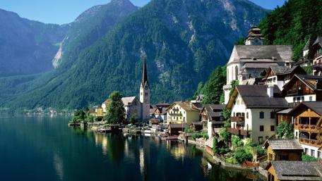 Wonderful mountain village - Hallstatt, Austria wallpaper