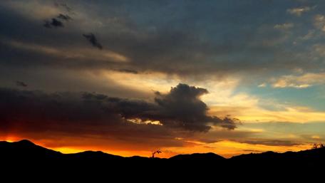 Vibrant Arizona Sunset Over Southwest Landscape wallpaper
