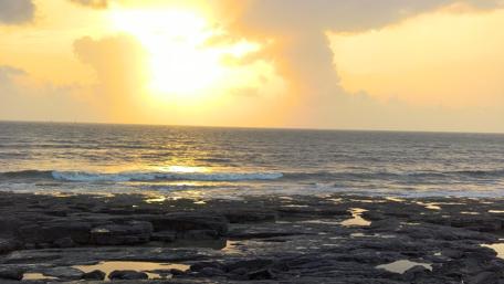 Golden Horizon at Sunset Over Tranquil Sea wallpaper
