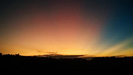 Serene Dawn Over the Horizon wallpaper