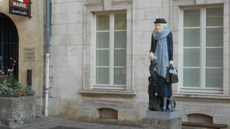 Statue of Resilience in Auxerre Cityscape wallpaper