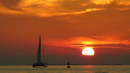 Golden Sunset Over Tranquil Waters wallpaper