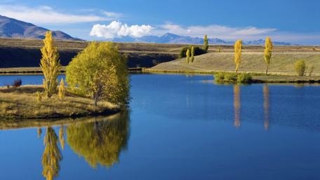 Serene Lakeside Reflection in Autumn Colors wallpaper